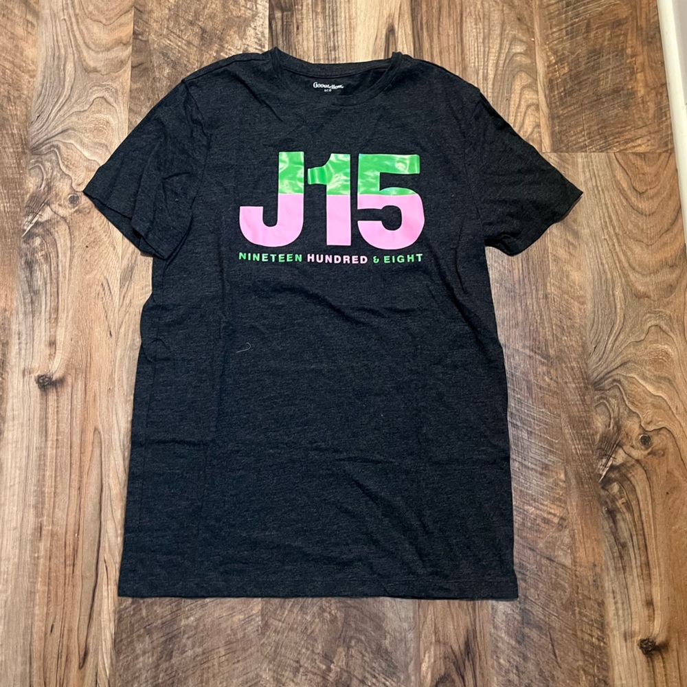 D9 AKA sorority. Short sleeve shirt. Size medium. Never worn!